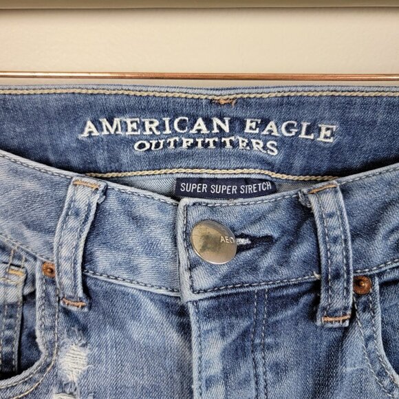 American Eagle Tomgirl Button Fly Distressed Crop Medium Wash Relaxed AE 2 Jeans - Picture 3 of 16